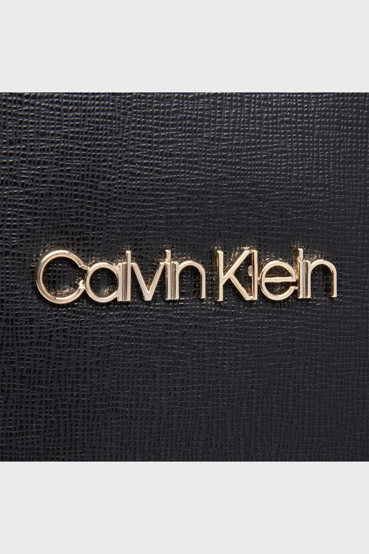 Calvin Klein Fermuarlı Bayan Çanta K60K608307 BAX SİYAH