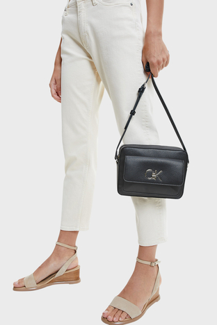 Calvin Klein - Calvin Klein Logolu Ayarlanabilir Askılı Bayan Çanta K60K609397 BAX SİYAH (1)