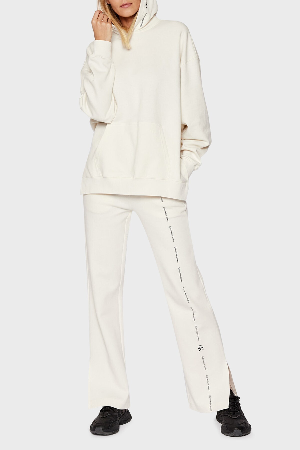 Calvin Klein Logolu Oversized Fit Kapüşonlu Pamuklu Bayan Sweat J20J217800 YAS BEJ
