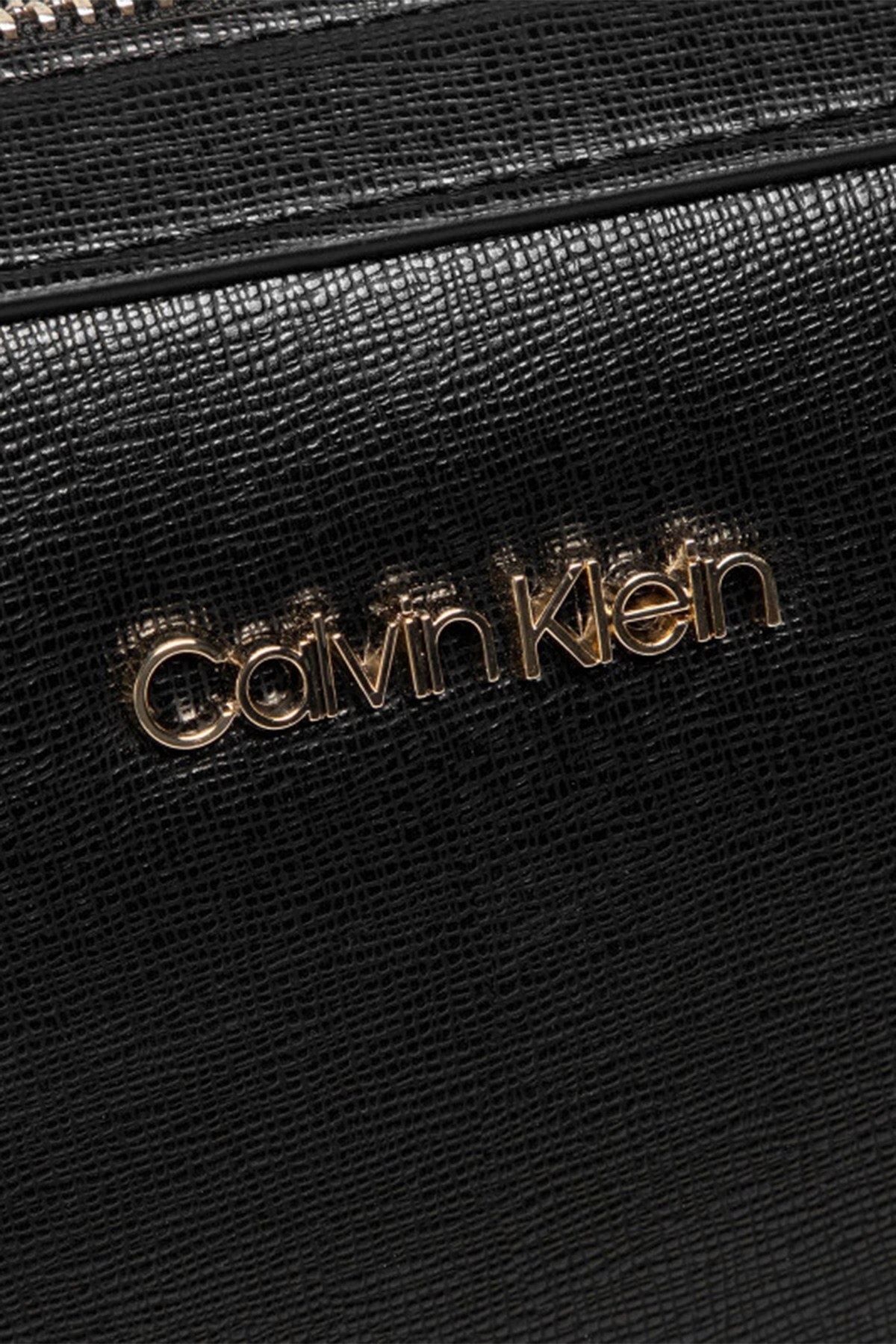Calvin Klein Zincir Detaylı Fermuarlı Bayan Çanta K60K608309 BAX SİYAH